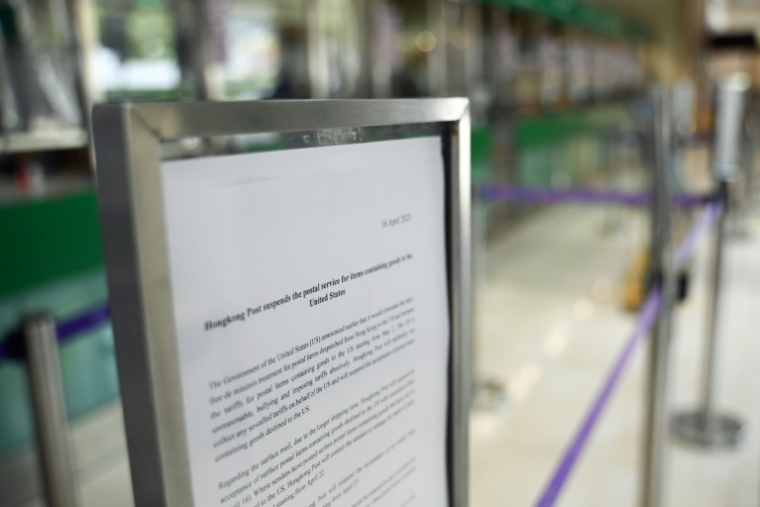 Un avis dans un bureau de poste de Hong Kong avertit de la suspension des envois de colis vers les Etats-Unis, le 16 avril 2025 ( AFP / Peter PARKS )