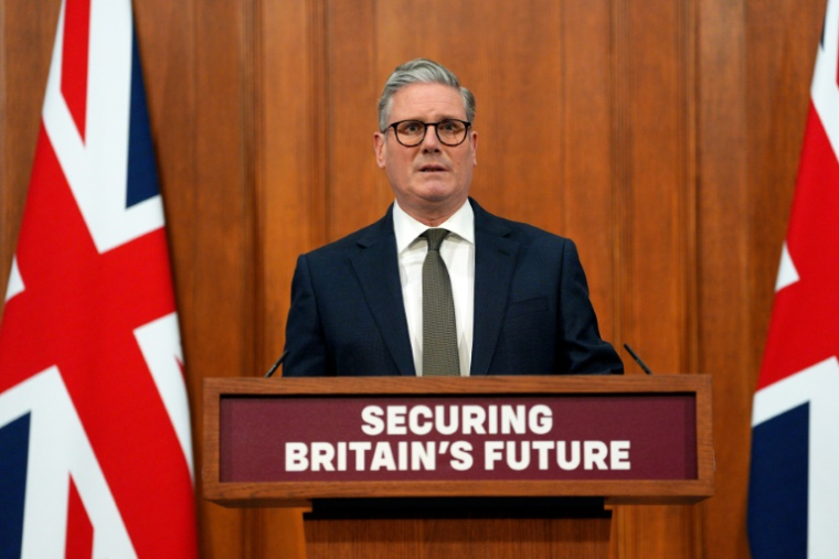 Le Premier ministre britannique Keir Starmer fait une déclaration dans la salle de briefing de Downing Street au centre de Londres le 11 avril 2025 sur le vote par le parlement de la législation d'urgence pour prendre le contrôle de British Steel. ( POOL / Carl Court )