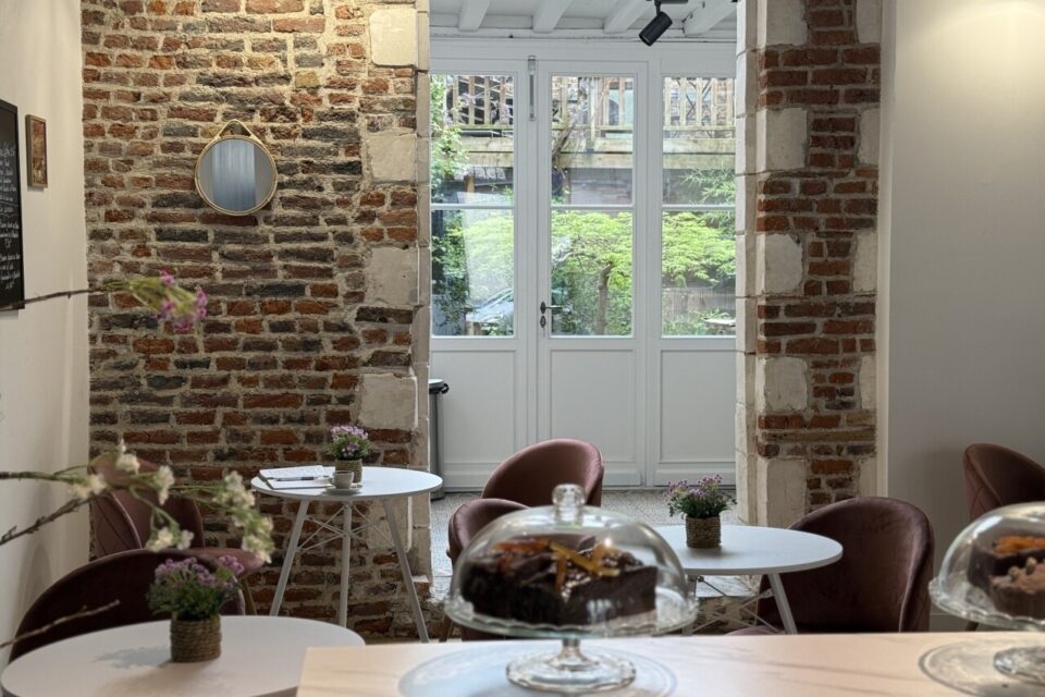 Un salon de thé, avec une petite terrasse, attend les gourmands.