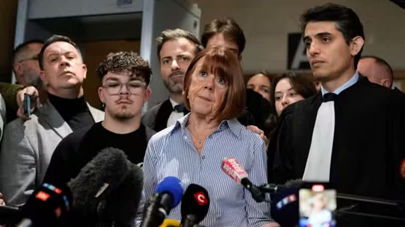 Gisèle Pelicot s'adresse à la presse à la sortie de la salle d'audience, au palais de justice d'Avignon, dans le sud de la France - jeudi 19 décembre 2024.