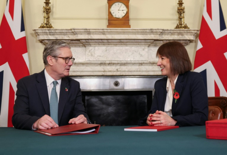 Le Premier ministre britannique Keir Starmer et la ministre des Finances Rachel Reeves, à Downing Street à Londres, le 28 octobre 2024 ( POOL / Hollie Adams )