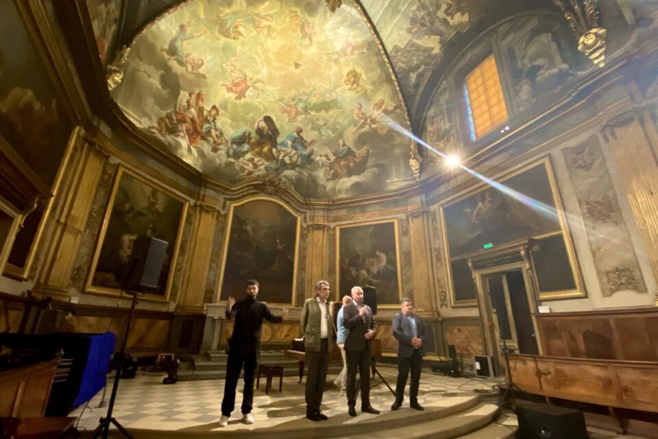 Jean-Luc Moudenc, maire de Toulouse, a inauguré la Chapelle des Carmélites sous le plafond peint du chœur. 