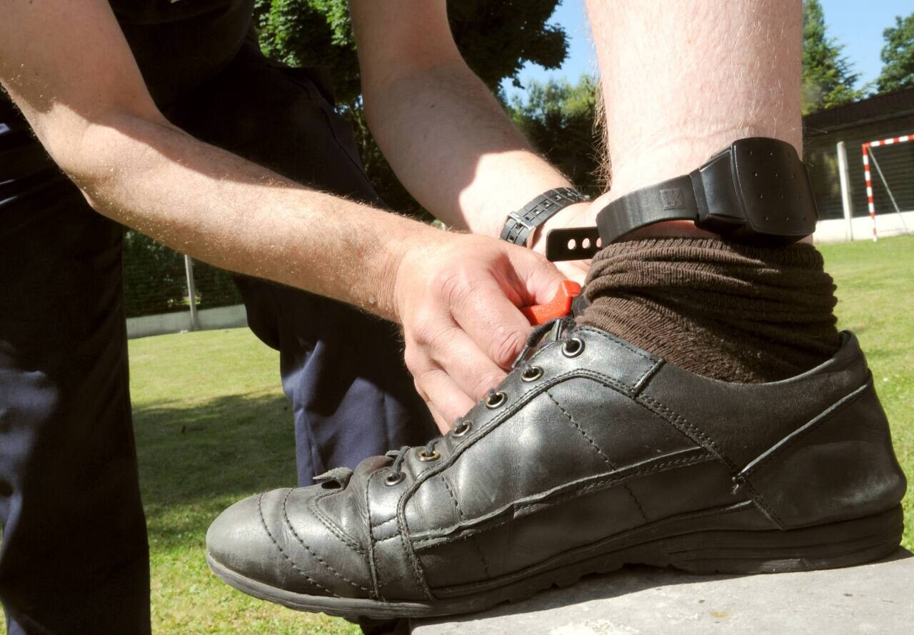 bracelet électronique pour celui qui ne supportait plus l’ex-vie de prostituée de sa femme