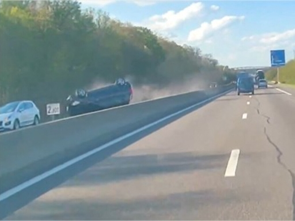 un conducteur fait un tonneau sur l'A33