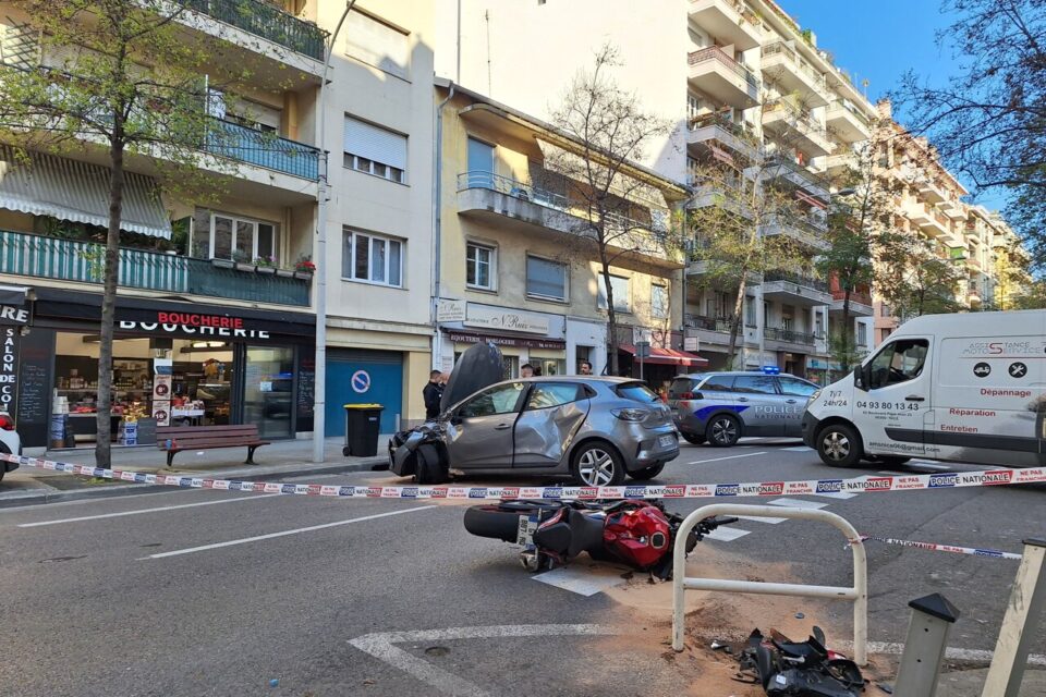 Le choc a été très violent à cette intersection entre la voiture et la moto.