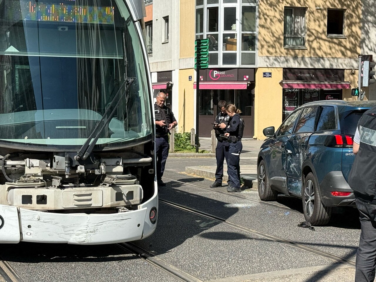 un tram et une voiture s'entrechoquent violemment, les TCL perturbés