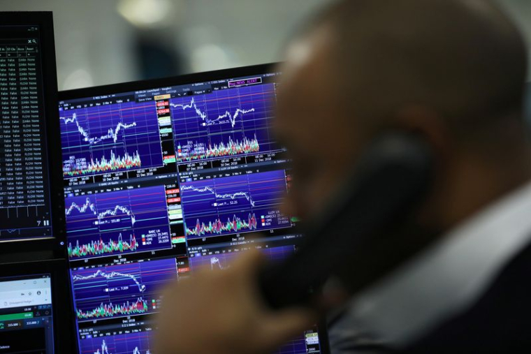 Un trader travaille chew CMC Markets à Londres