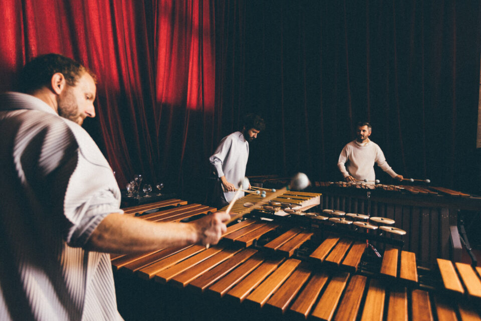 Le trio de percussionnistes SR9 qui accompagne les chansons Thomas Fersen dans l'album et sur scène