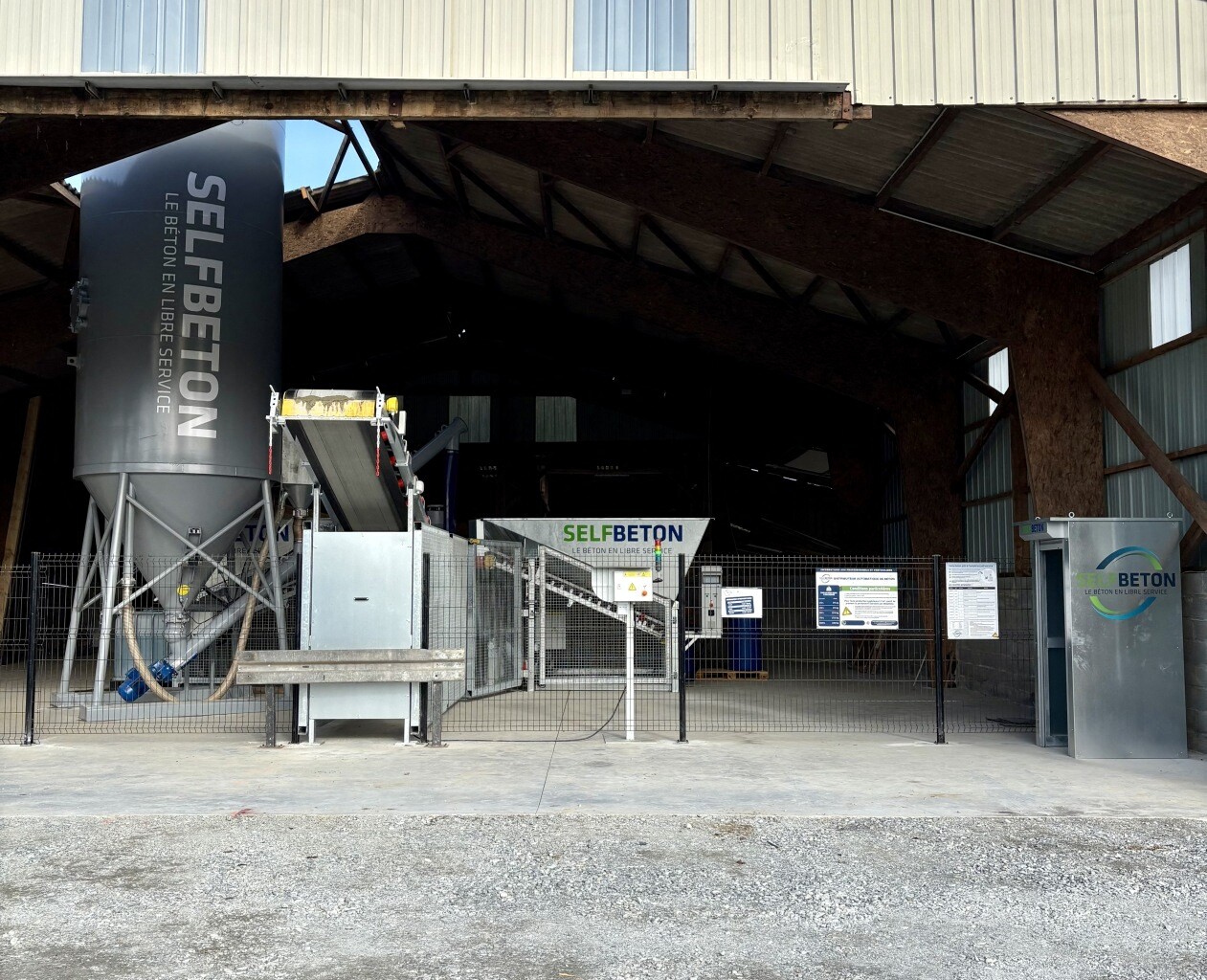 un distributeur automatique de béton installé