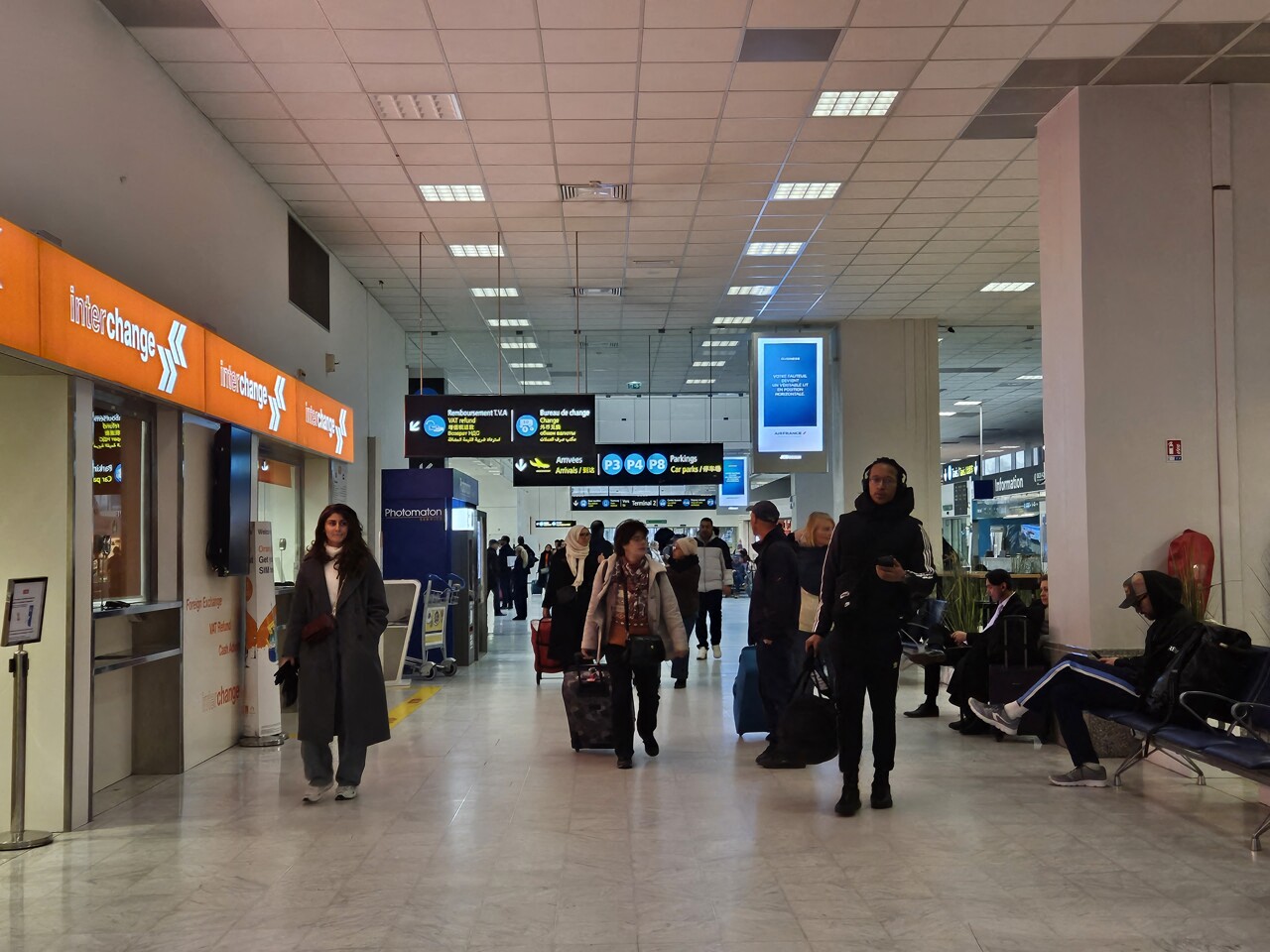 Aéroport de Nice. Il sort de l'avion avec un pantalon très louche, les douaniers "intrigués"