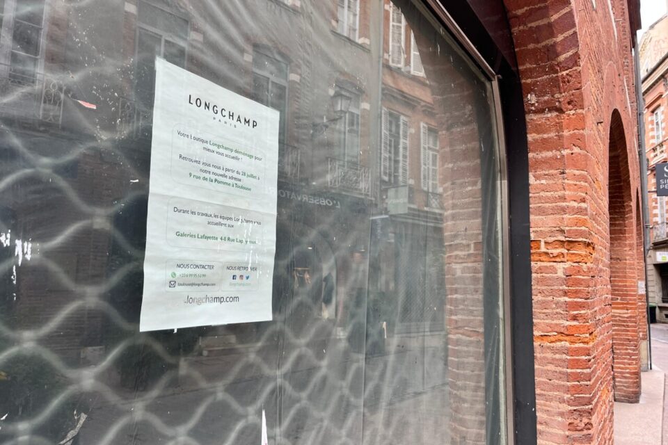 Depuis 2021, trône la même affiche sur la devanture de l'ancien magasin, rue des Arts à Toulouse.