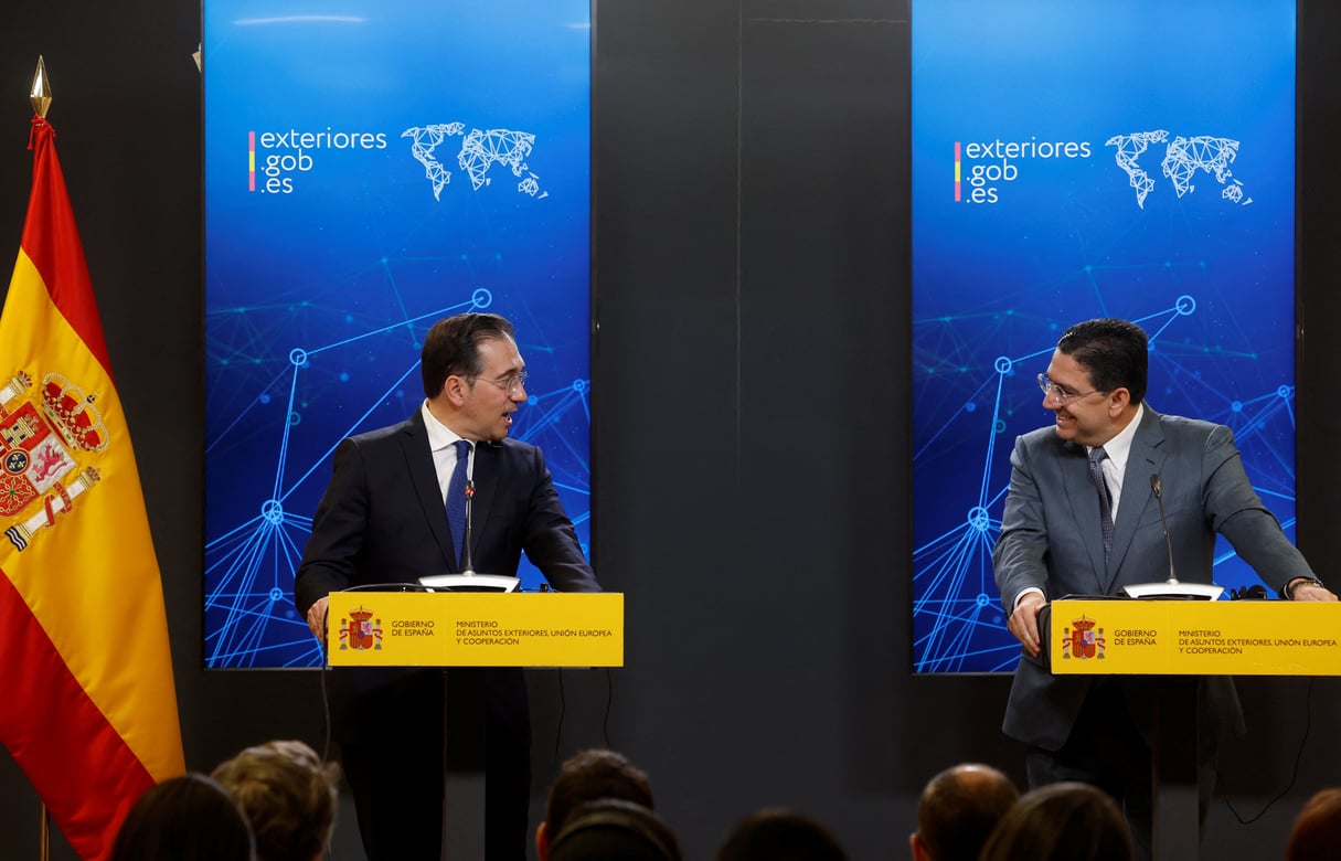 Le ministre espagnol des Affaires étrangères, José Manuel Albares (à gauche), et son homologue marocain, Nasser Bourita, donnent une conférence de presse conjointe après une réunion à Madrid, le 17 avril 2025. © Pierre-Philippe MARCOU / AFP