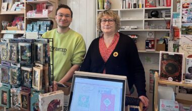 Nathalie, derrière le comptoir de la librairie Nati