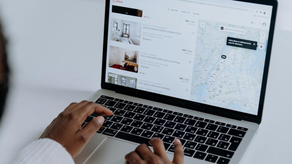 Airbnb est l'une des apps de location de vacances les plus utilisées. // Source : Pexels