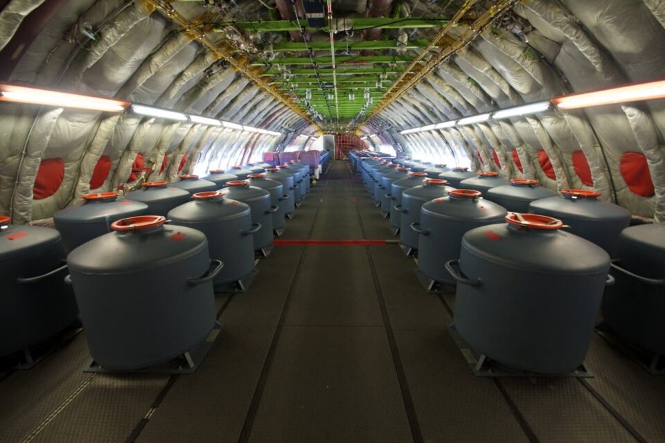 POur simuler le poids des passagers lors de certains vols d'essai de l'A380, des bonbonnes remplies d'eau étaient utilisées.