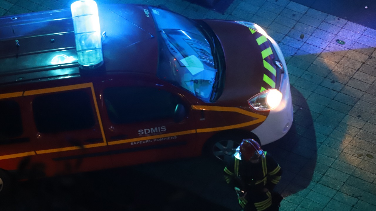 un jeune poignardé à plusieurs reprises sur le parking d'Auchan près de Grenoble