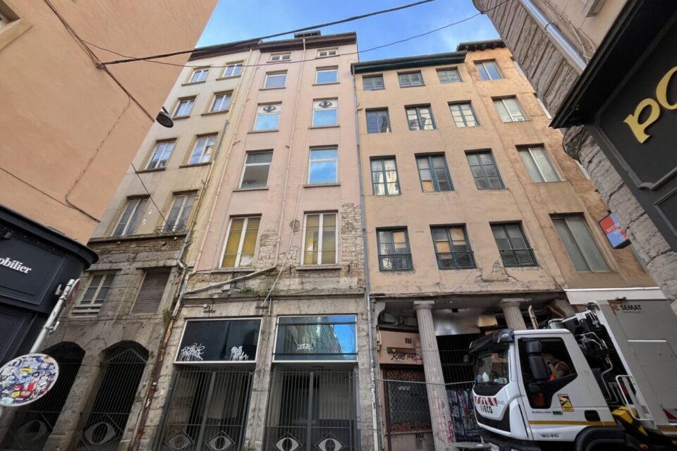 Dans la rue Thomassin, à Lyon, plusieurs immeubles sont à l'abandon depuis 2016. Ils appartiennent à la 