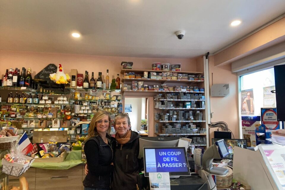 Pour Carole et Charlotte, l'épicerie Six Troënes, c'est un travail d'équipe.