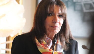 Anne Hidalgo salue "son combat pour la dignité humaine"