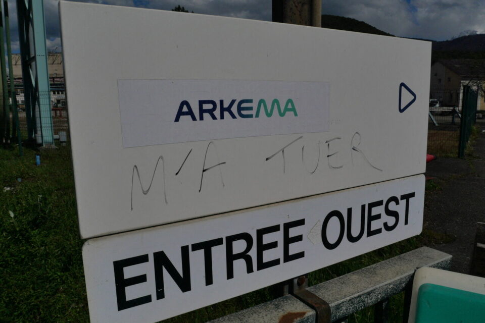 L'entrée ouest d'Arkema à Jarrie, en Isère, est occupée depuis quatre mois par des salariés, protestant contre la suppression de 154 emplois sur 344.
