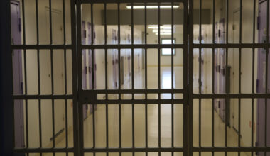 trois individus interpellés avec des jerricanes d'essence à proximité de la prison de Grenoble-Varces