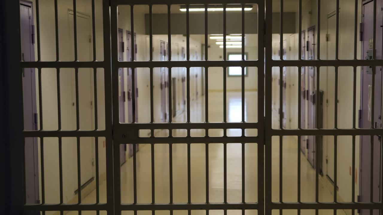 trois individus interpellés avec des jerricanes d'essence à proximité de la prison de Grenoble-Varces