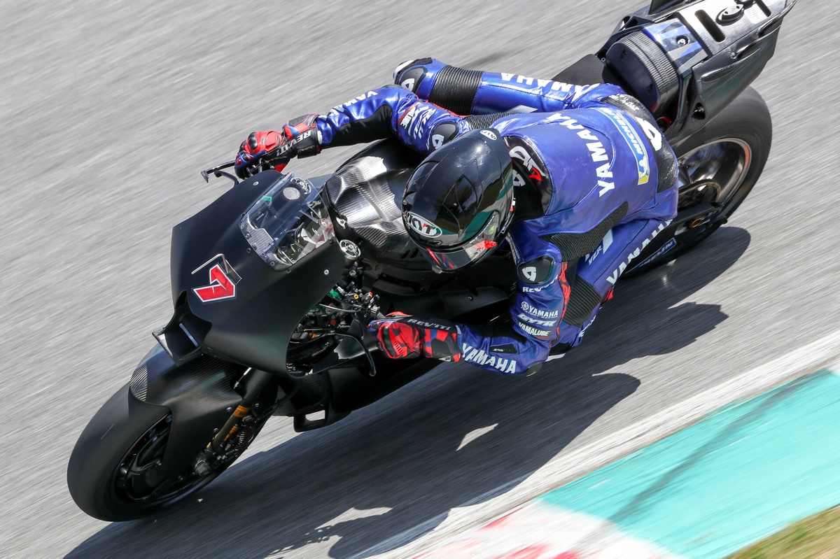 Yamaha confirme le test d'un moteur V4