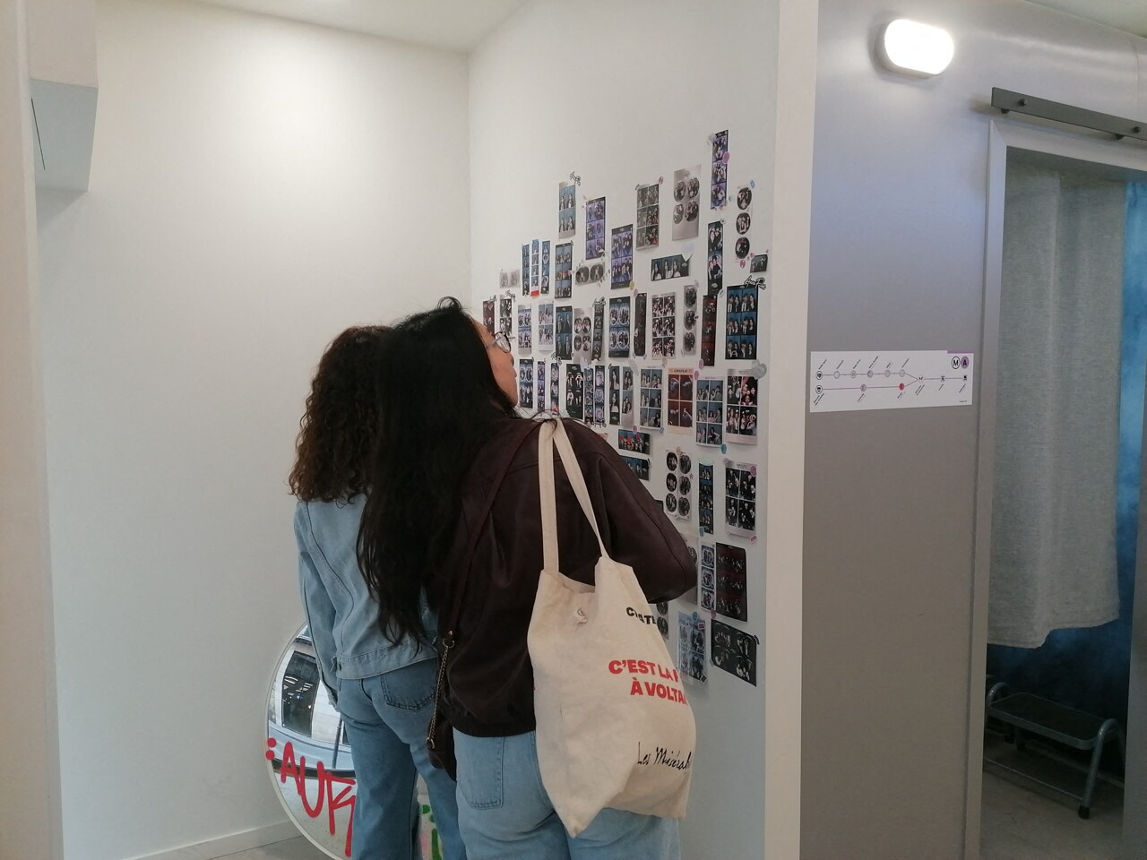 en plein centre de Paris, ce grand photomaton d'inspiration coréenne rend fou les jeunes