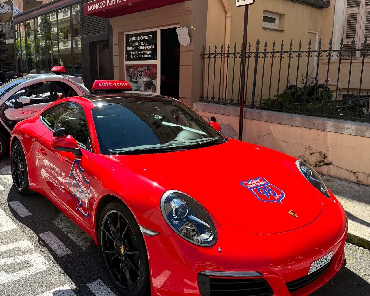 Dans cette auto-école près de Nice, Paul donne des cours de conduite en Porsche