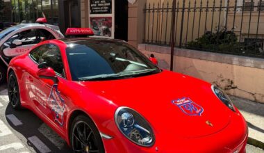 Dans cette auto-école près de Nice, Paul donne des cours de conduite en Porsche