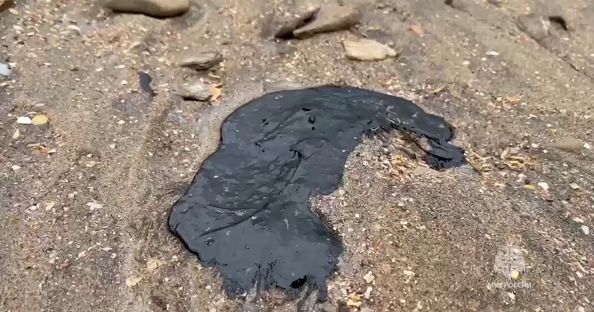 la marée noire pollue les plages et perturbe la saison touristique en mer Noire