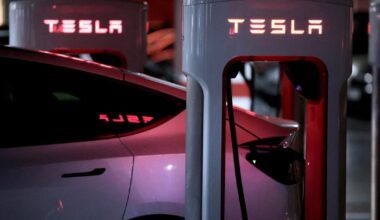 le marché automobile en recul, les livraisons de Tesla aussi