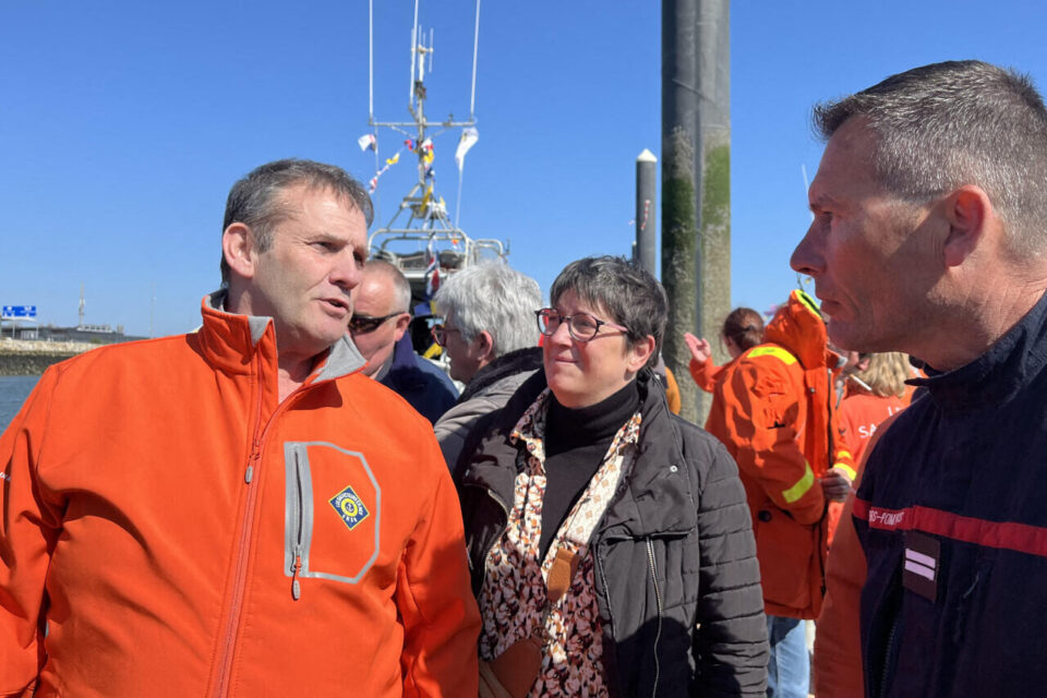 Philippe Capdevielle, à sa descente du bateau, très entouré et très ému de devenir le patron du Philippe Kieffer