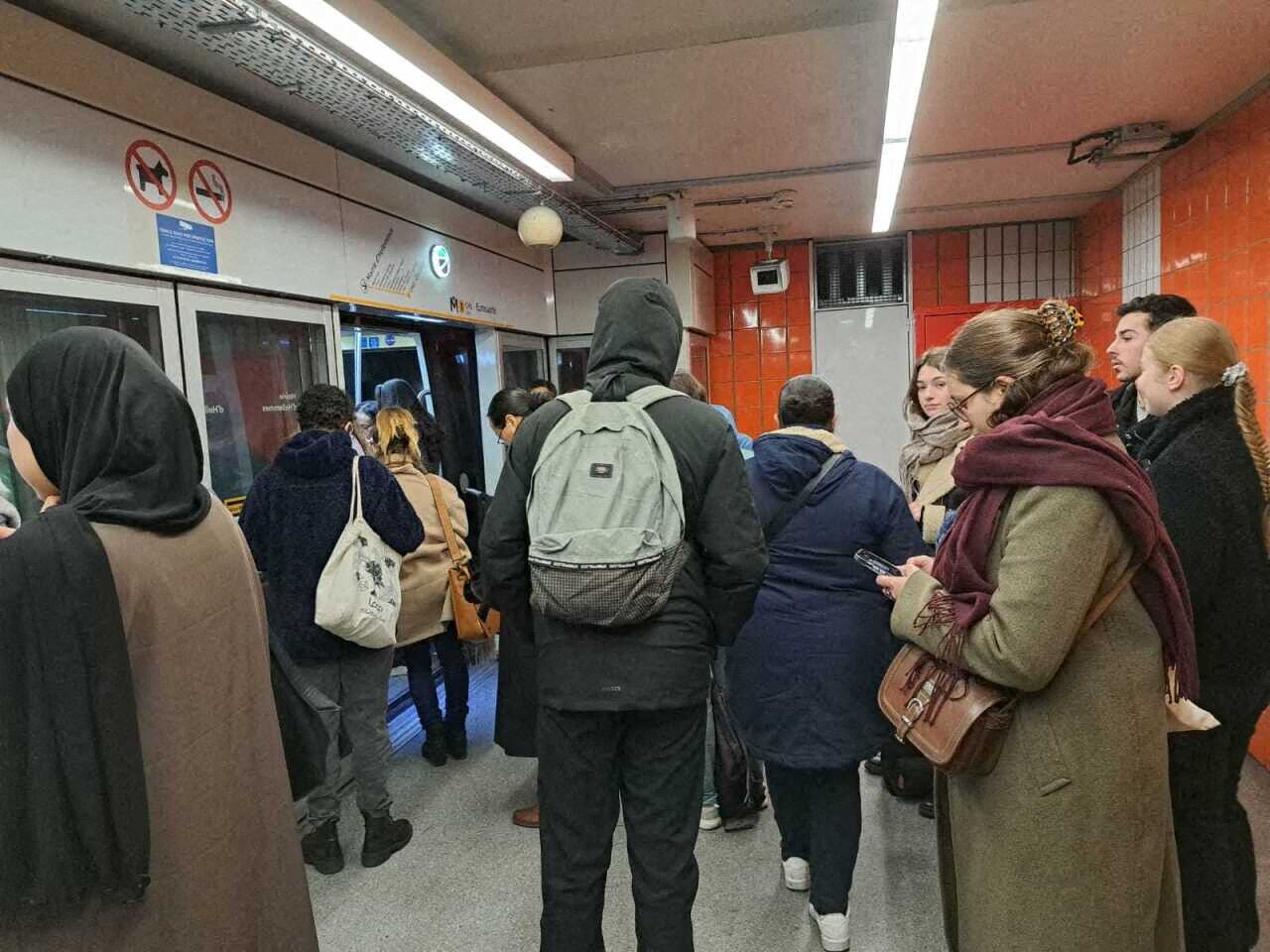 le métro est complètement bloqué et le tram roule au ralenti