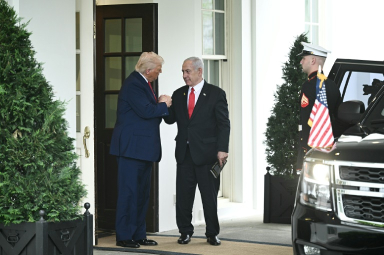 Le président américain Donald Trump (g) serre la main du Premier ministre israélien Benjamin Netanyahu qui quitte la Maison Blanche, le 7 avril 2025 à Washington ( AFP / Brendan SMIALOWSKI )