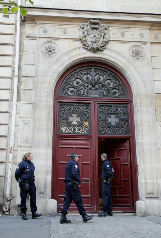 Des policiers montent la garde à l'entrée d'une résidence hôtel de la rue Tronchet, près de Madeleine, le 3 octobre 2016 à Paris, où la star américaine Kim Kardashian a été braquée par des assaillants déguisés en policiers qui ont emporté plusieurs millions d'euros de bijoux ( AFP / Thomas SAMSON )