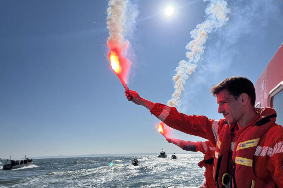 La rencontre se fait en mer, à la hauteur de la bouée de Ouistreham.C'est dans un concert de klaxons et avec des fusées de détresse que le Philippe Kieffer est accueilli par les bénévoles.
