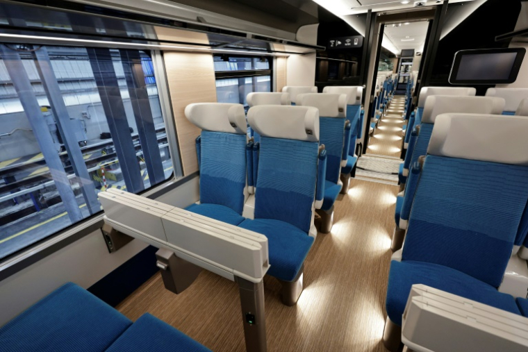 Un wagon deuxième classe du nouveau train "Oxygène", destiné à remplacer les Intercités Corail, présenté le 24 avril 2025 à Villeneuve Saint-Georges, près de Paris ( AFP / STEPHANE DE SAKUTIN )
