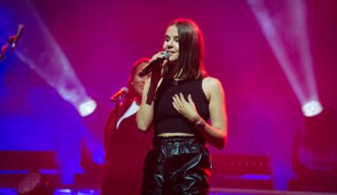 Marina Kaye - "Encore une ado enceinte", "Tu n'es pas trop jeune pour être mère ?", "Mais tu as quel âge ?" : les internautes pensent que la chanteuse de 27 ans est trop jeune pour avoir un bébé