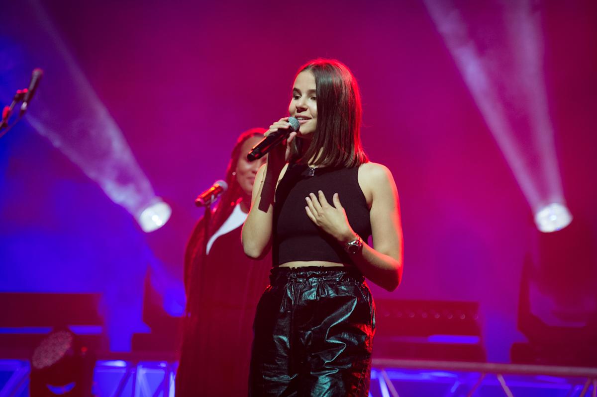 Marina Kaye - "Encore une ado enceinte", "Tu n'es pas trop jeune pour être mère ?", "Mais tu as quel âge ?" : les internautes pensent que la chanteuse de 27 ans est trop jeune pour avoir un bébé