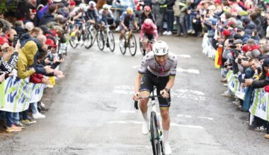 «Même en vélo électrique, ils peuvent pas le suivre», un ex-coureur français stupéfait par l’exploit de Pogacar dans la Flèche Wallonne
