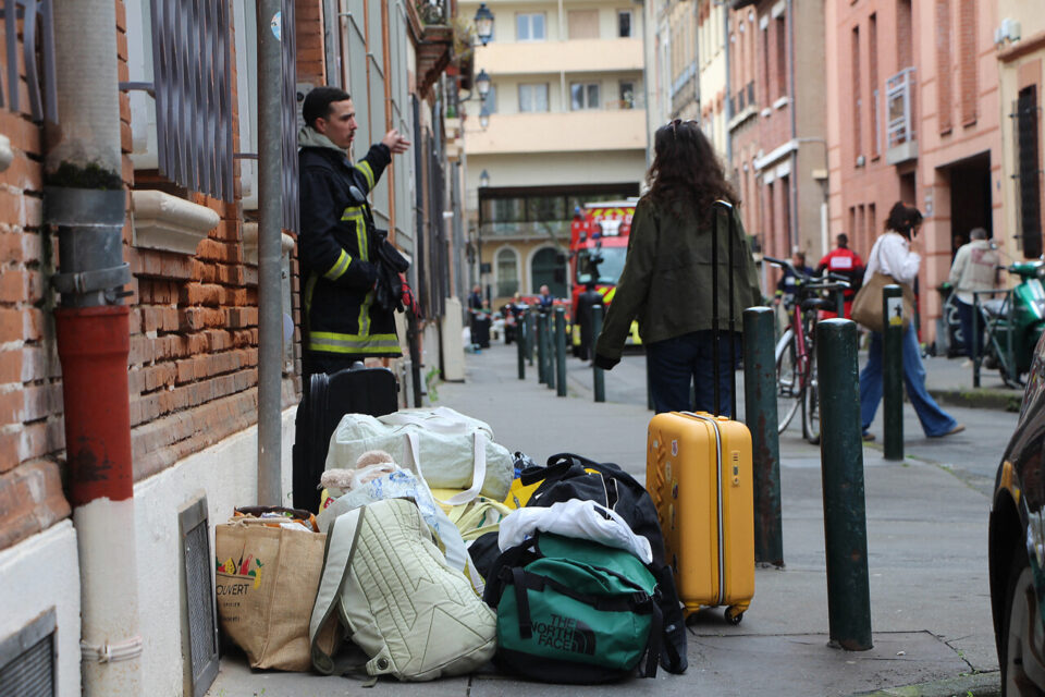 Les habitants de la rue Castelbou ont dû quitter leurs appartements, en embarquant le strict nécessaire, après l'effondrement d'un mur porteur dans un immeuble 