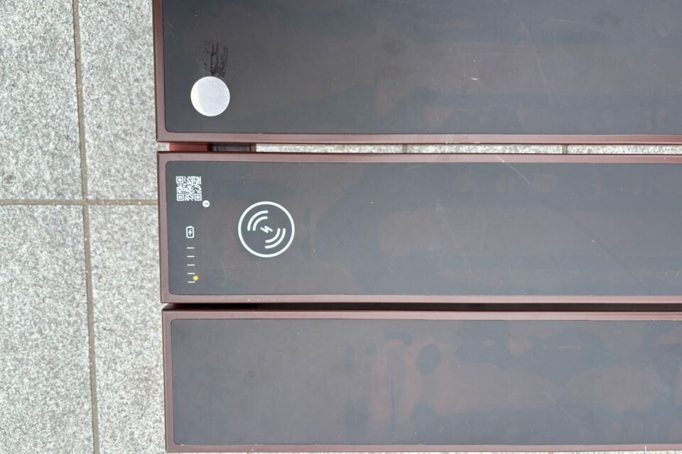 Il est possible de poser directement son téléphone sur le banc pour le recharger, sans brancher son câble USB.