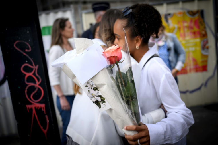 Des élèves arrivent pour participer à un rassemblement au lycée Notre-Dame de Toutes-Aides pour rendre hommage aux victimes à la suite d'une attaque au couteau, le 25 avril 2025 à Nantes ( AFP / Loic VENANCE )