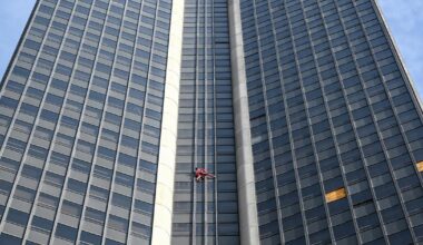 après avoir levé la tête de notre smartphone, a-t-on envie de contempler des écrans sur nos façades ?