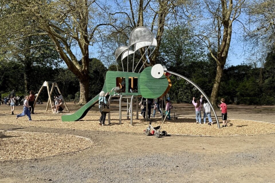 Les installations de la nouvelle aire de jeux du Jardin des plantes de Lille font la part belle à la nature.