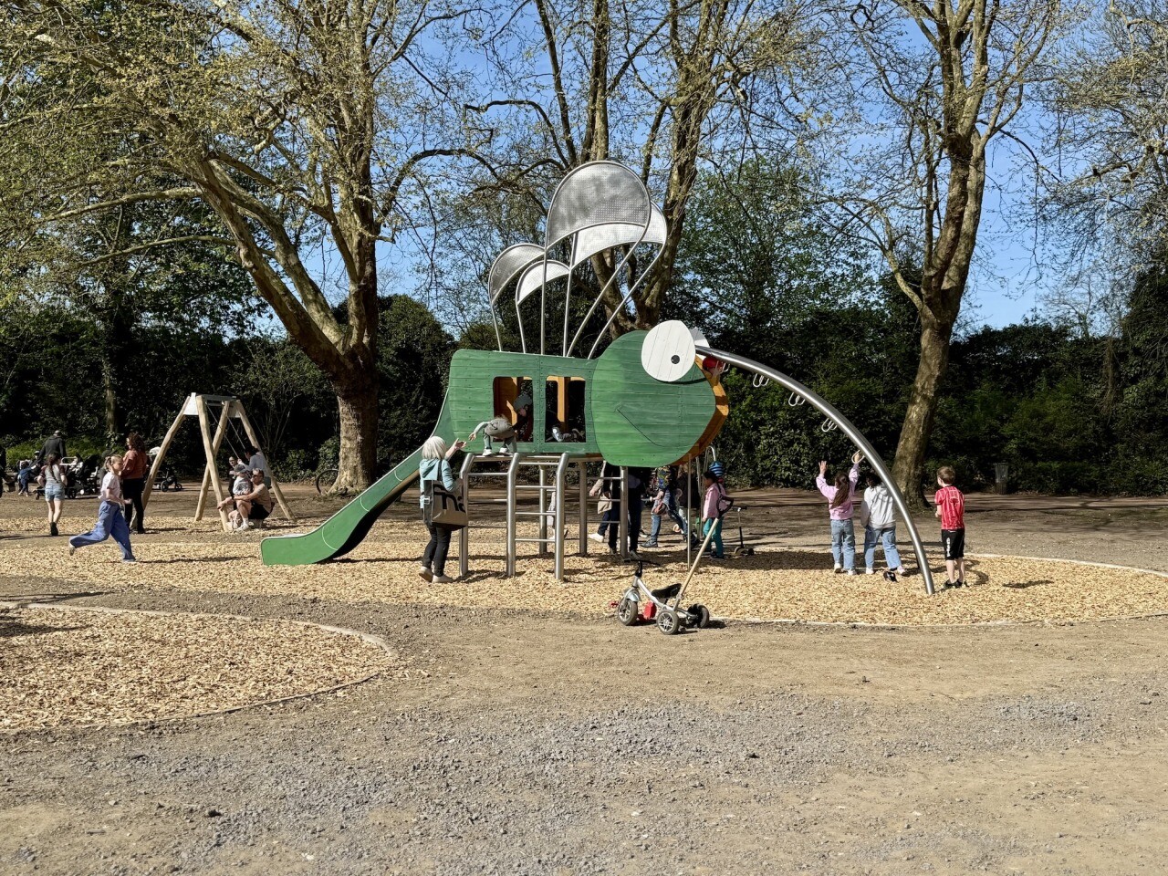 À Lille, les insectes et les plantes inspirent la nouvelle aire de jeux du 2ème plus grand parc de la ville