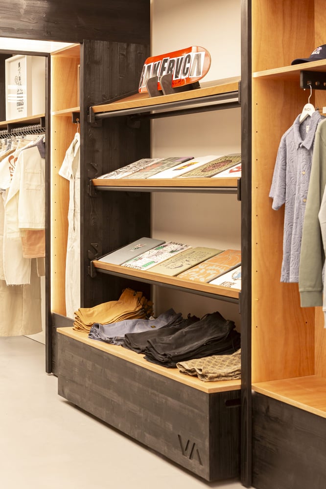 Des objets liés à l'histoire de la marque jalonnent la boutique, comme cette planche de skateboard