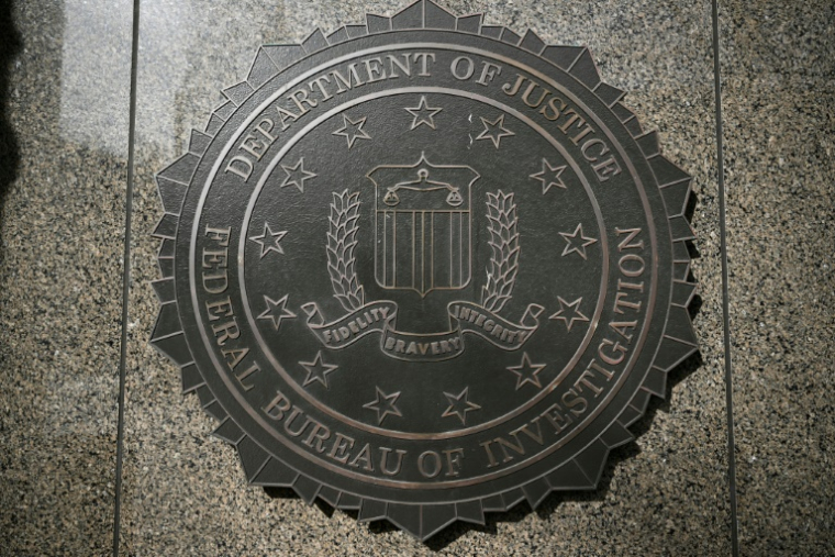 Le sceau du FBI à Washington, le 10 mars 2025 According to US media reports, on March 4, 2025 US President Donald Trump was considering selling some of the U.S. government's most iconic properties, including the headquarters of the Department of Justice, the FBI and the building that once housed Trump's luxury hotel, but next day he removes list of properties identified for potential sale. ( AFP / Brendan SMIALOWSKI )