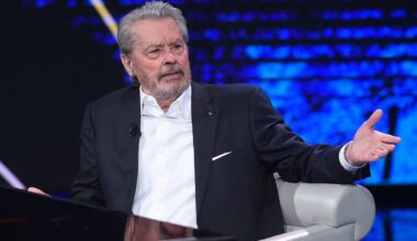 Alain Delon : son employé assassiné violent avec Johnny Hallyday, il l’aurait “frappé” sur scène